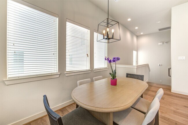 Building Photo - 730 Carriage Knls Dr