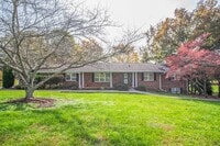 Building Photo - Halls 37938 - 4 bedroom, bath home with 4 garage spaces - Call Susan Niedergeses 865-300-4722