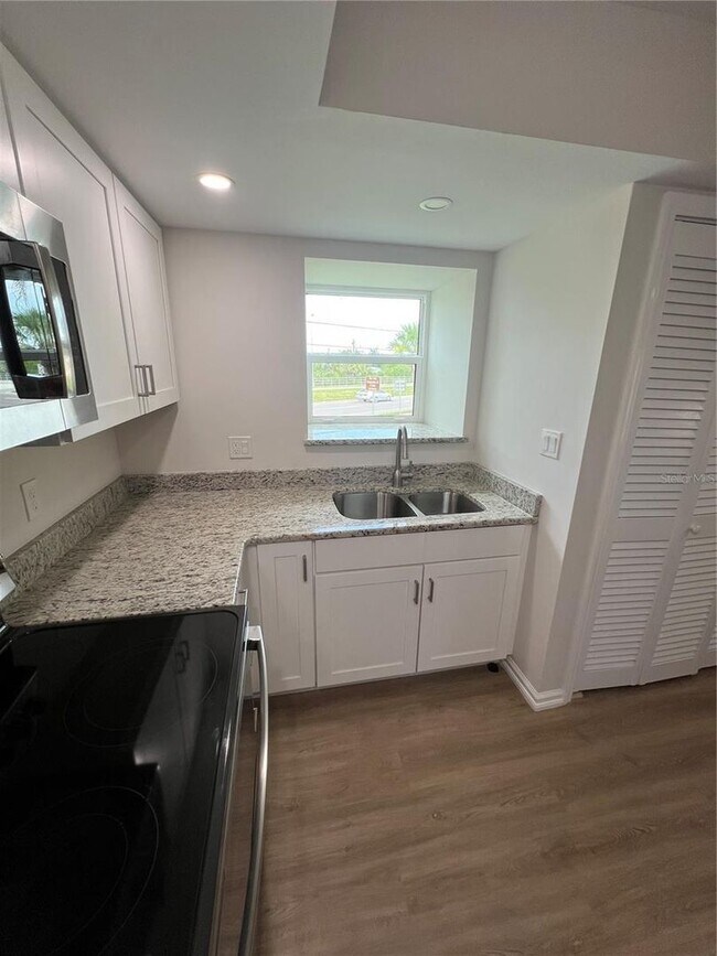 Building Photo - 14459 River Beach Dr