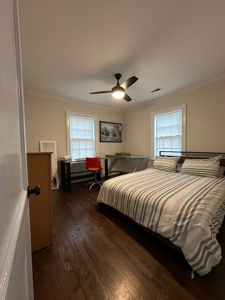 Building Photo - 811 5th Ave