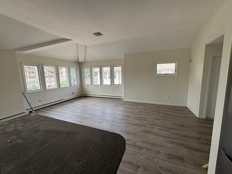 Building Photo - 970 Bard Ave