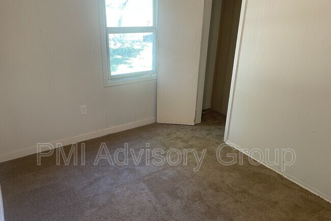 Building Photo - 3336 SE Girard St