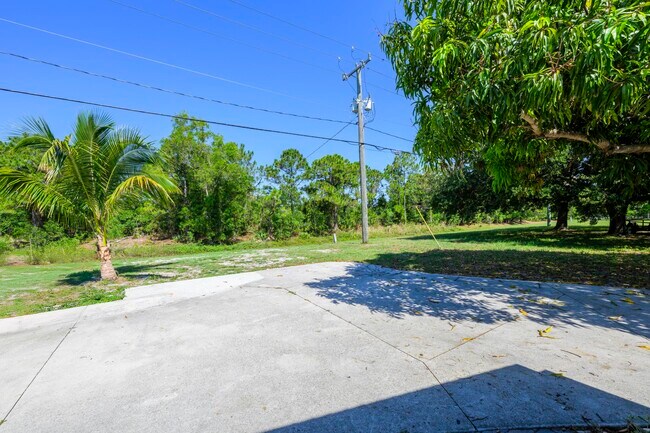 Building Photo - 280 NW Airoso Blvd