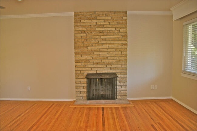 Building Photo - 2323 Peachtree Ln
