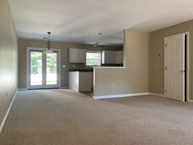 Building Photo - 2 BR Townhouse