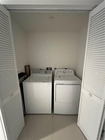 Building Photo - 2600 E Hallandale Beach Blvd