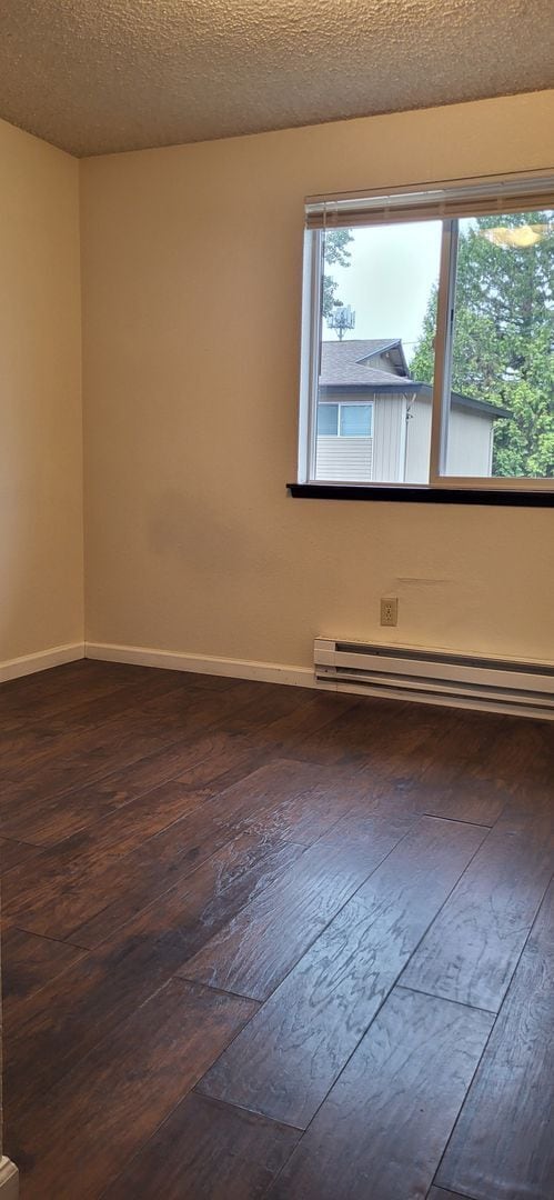 Building Photo - Nice 3 Bedroom 1 1/2 Bath Townhouse in Tac...