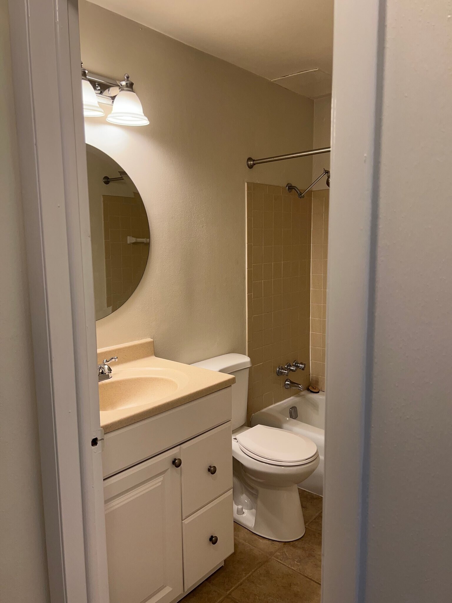 Building Photo - 2025 E Greenwich Ave