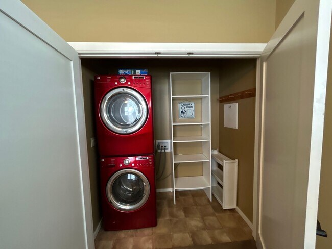 Building Photo - 2 Bedroom / 1.5 Bath Executive Apartment i...