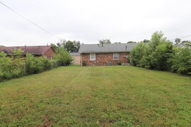 Building Photo - 319 Edgewood Dr