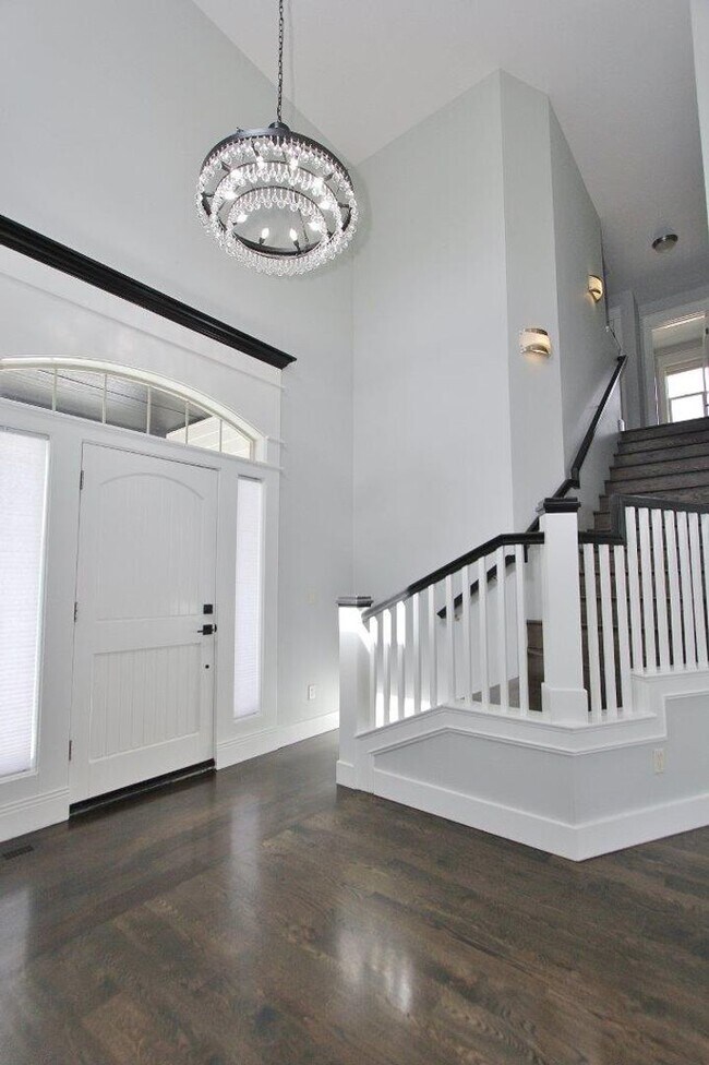 Building Photo - Adorable Craftsman Style Home