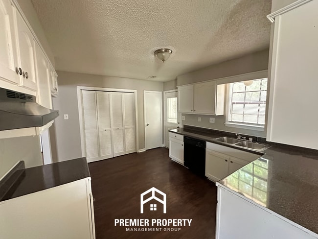 Building Photo - Beautiful 3BR/2BA Near Southwind | Soaring Vaulted Ceilings, Fireplace & Fenced Yard