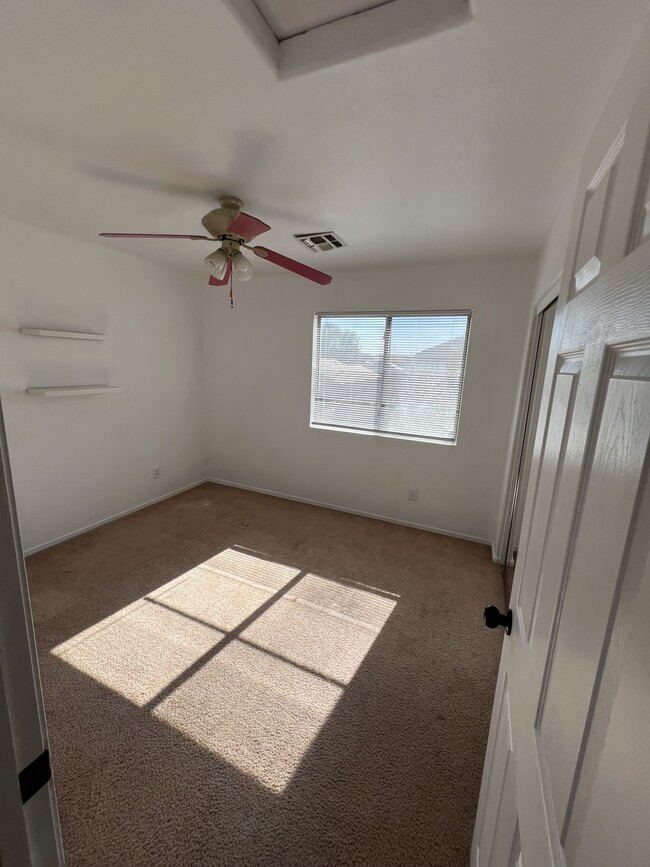 Building Photo - 1371 E 10th Pl