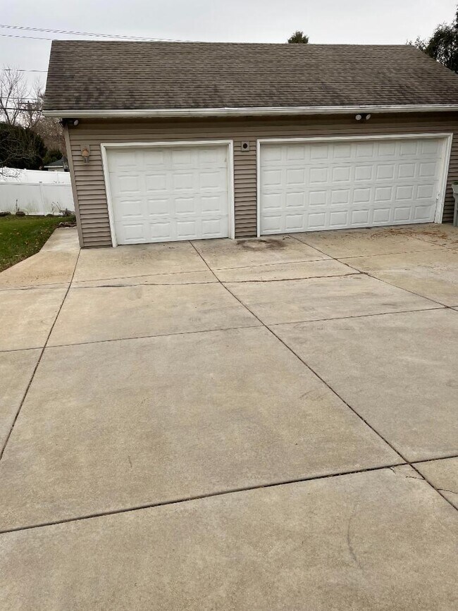 Building Photo - 9221-9223 W Morgan Ave - 9223