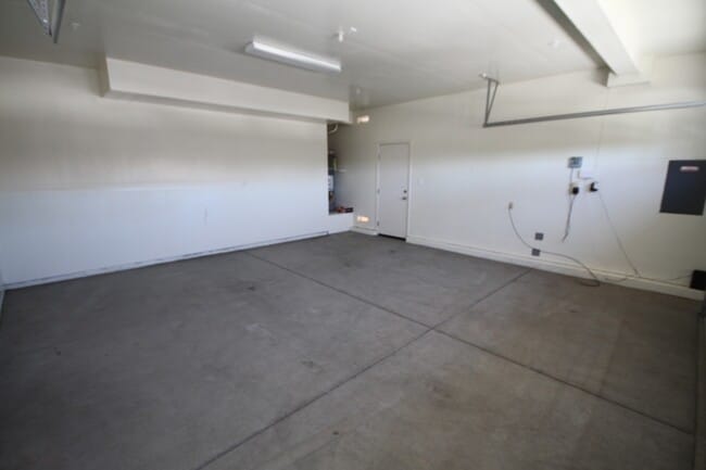 Building Photo - 4BR| 3.5 BA | 1936 SF | Two Story | Tenant Pays $190 monthly for WS&G