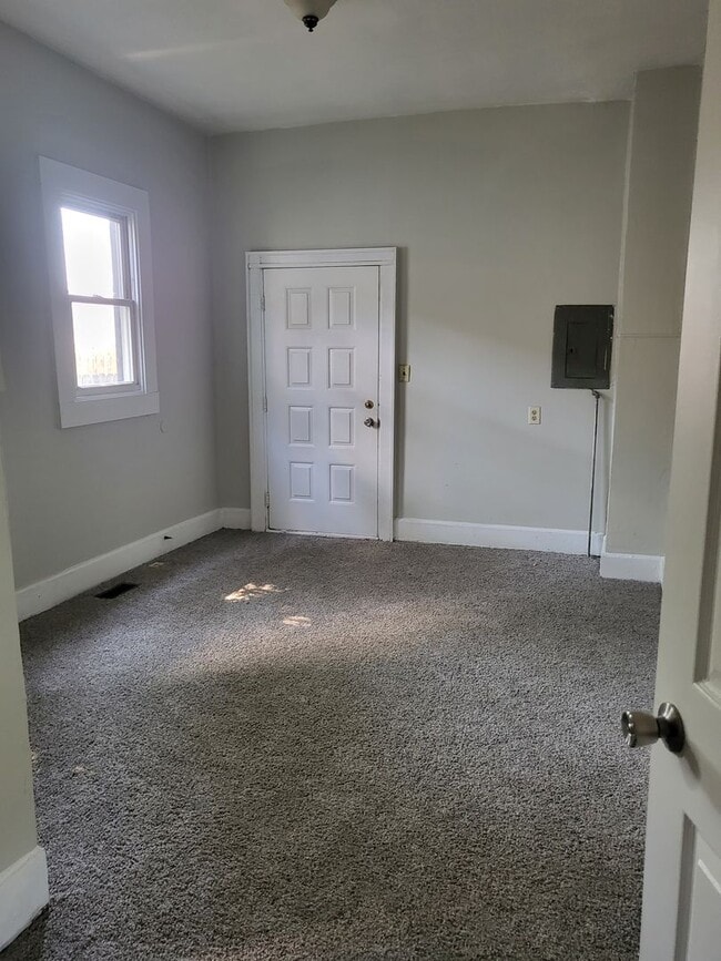 Building Photo - 3 bed 2 bath house