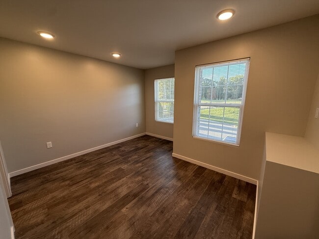 Building Photo - 408 Creekview Dr