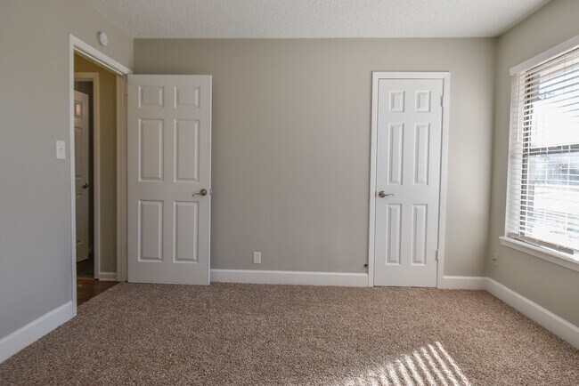 Building Photo - Available Now! Stunning 3 Bed 2 Bath in Fl...
