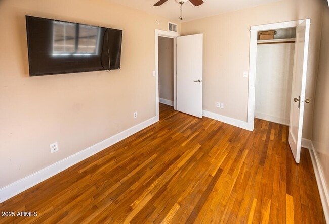 Building Photo - 918 E Whitton Ave