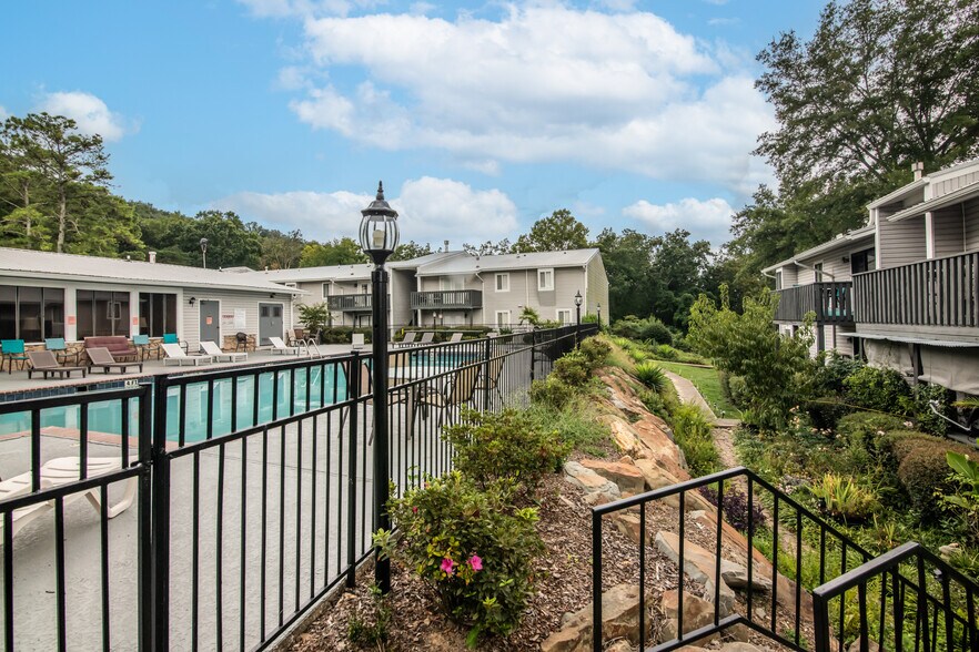 Building Photo - 1019 Woodland Vlg