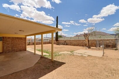 Building Photo - Single story corner home features 3 beds, 2 bathrooms