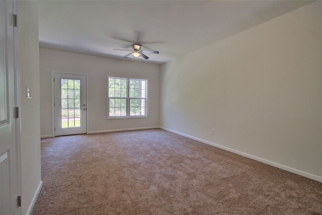 Building Photo - 2 BR/ 2.5 Bath Townhome located in The Tow...