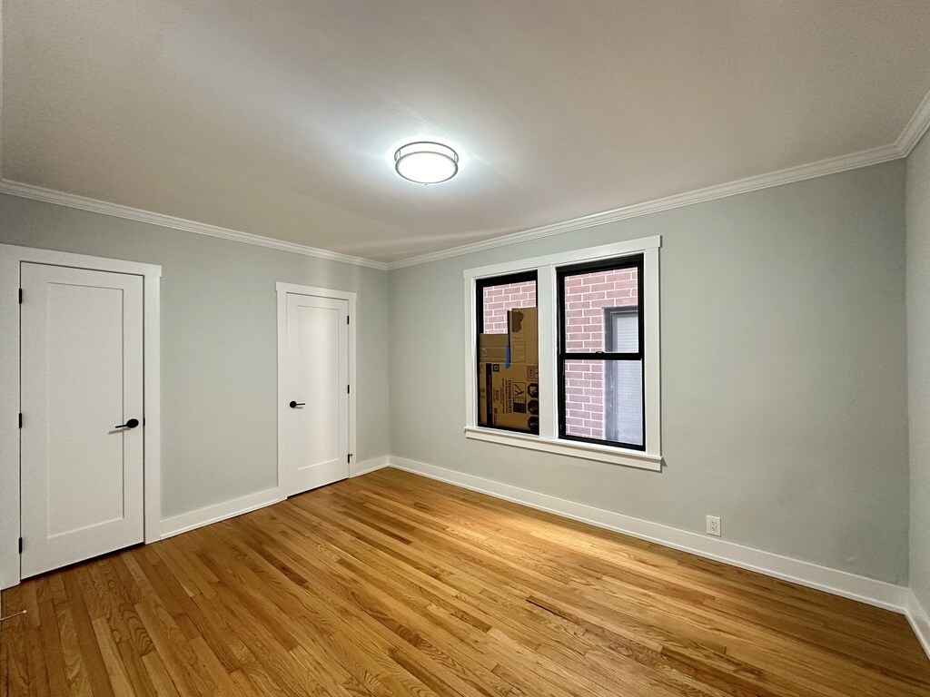 Building Photo - 3729 N Kenmore Ave