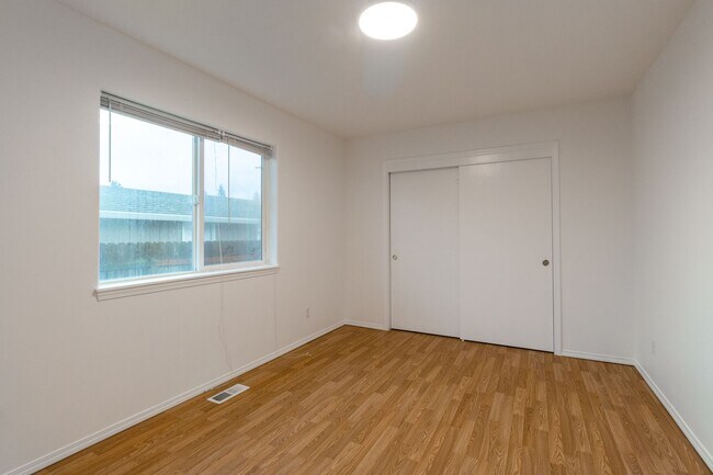 Building Photo - Beautiful 3 Bed 2.5  one level Townhome wi...