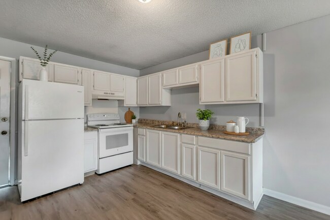 Building Photo - Affordable Newly Renovated Apartments in Decatur