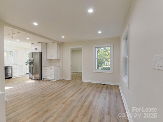 Building Photo - 2721 Mayflower Rd