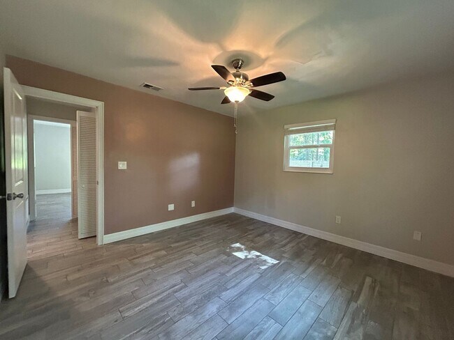 Building Photo - Dream home awaits: stunningly updated 3 be...