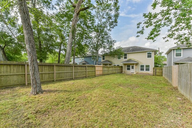 Building Photo - 914 Shady Ln