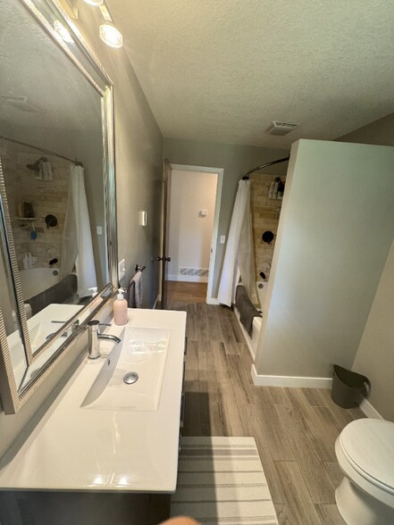 Building Photo - 1030 Sommers St N