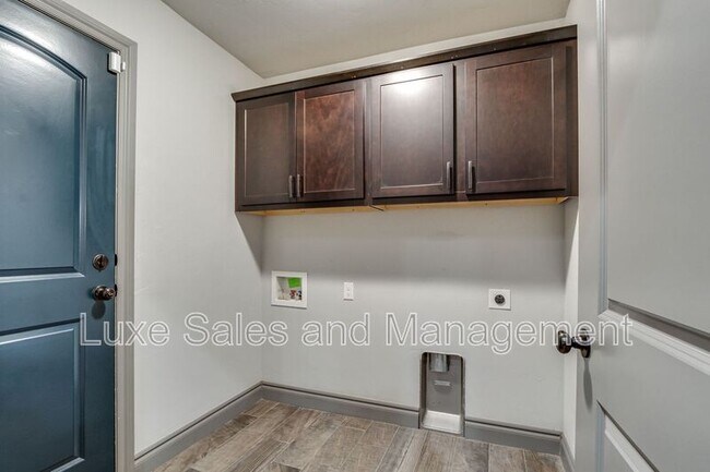 Building Photo - 6133 Oxnard St