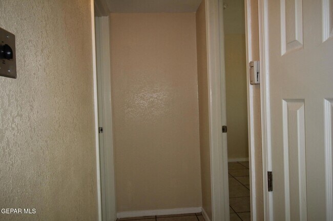 Building Photo - 9145 Begonia Pl