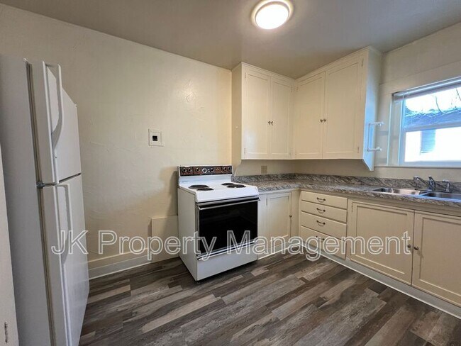 Building Photo - 20 18th St S