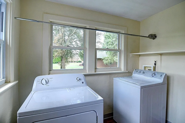Building Photo - 9556 Kenrick Rd