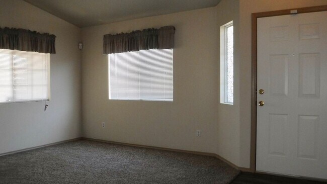 Building Photo - 3 Bedroom Home Near Unser and McMahon NW