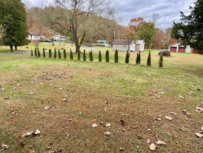 Building Photo - Charming Home in Pembroke with Yard & Storage