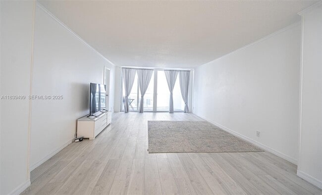 Building Photo - 3140 S Ocean Dr