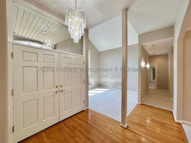 Building Photo - 820 NW Pebble Beach Way