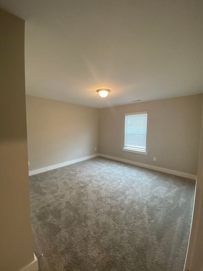 Building Photo - 5 Bed 3 Bath in Stone Mountain!