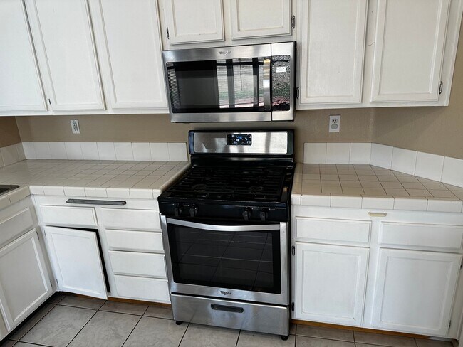Building Photo - Beautiful Orangecrest Rental – Move-In Ready!