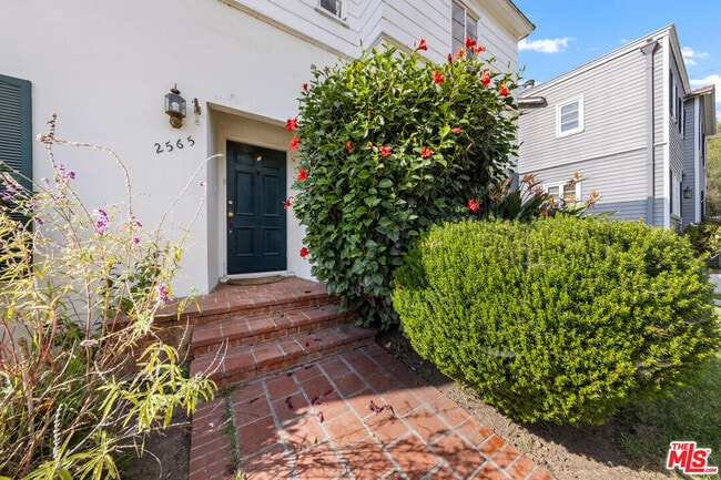 Building Photo - 2565 Canyon Dr