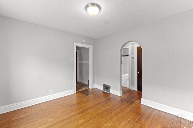 Building Photo - Jump on this Deal! 2 bedroom 1 bath Near N...