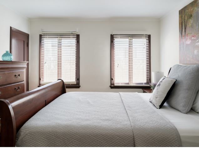 Building Photo - 6230 Lindenhurst Ave