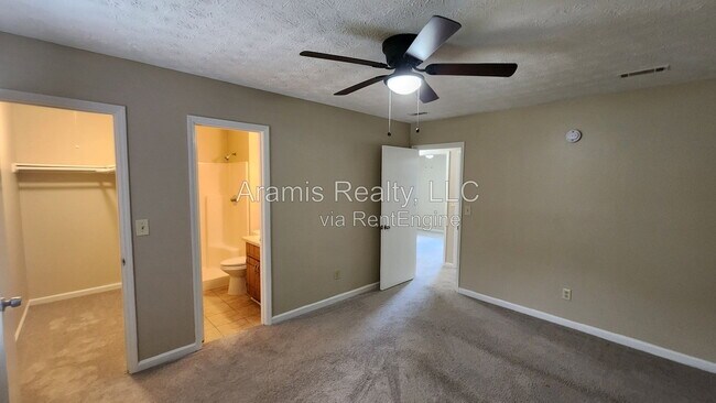Building Photo - 1050 Greendale Ln
