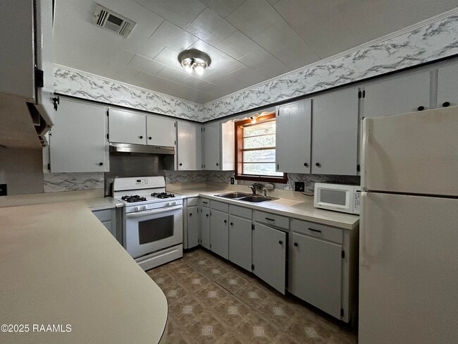 Building Photo - 7604 LA-14