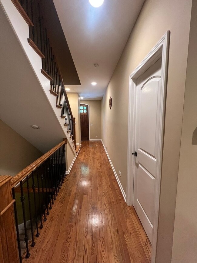 Building Photo - 1231 Caroline Ct