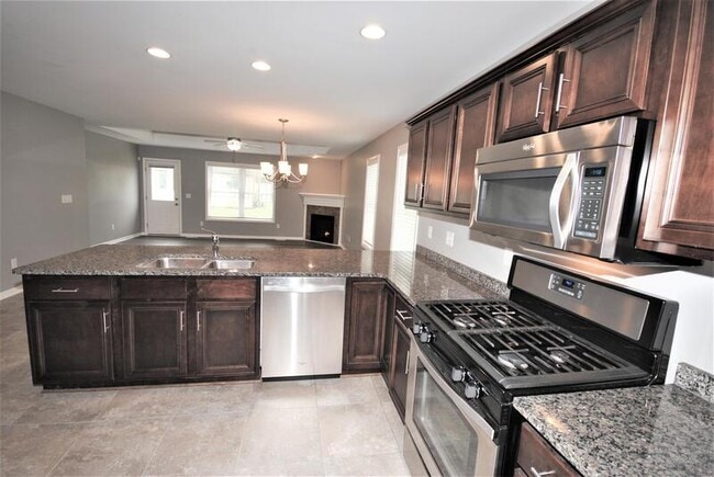 Building Photo - 4821 E Highland Pkwy